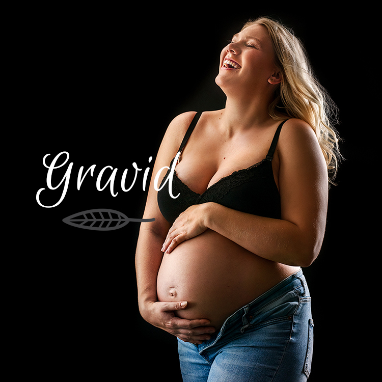 Gravid og boudoir fotografering af kvindelig fotograf. Guider dig i trygge rammer eller i naturen. Køge, Roskilde, København Baby billeder. Gravid foto. Sensuelle boudoir billeder.